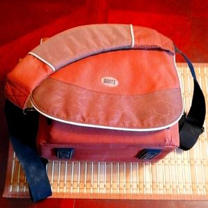 Nikon D5000 camera & lens in Roots bag - Sparkling Near New